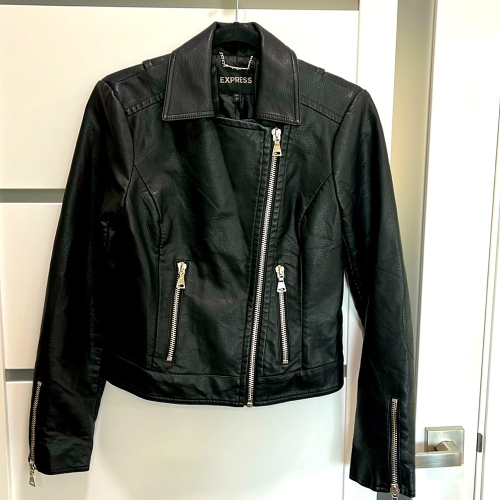 Express Black Cropped Vegan Faux Leather Moto Jacket Zippers Pockets Small